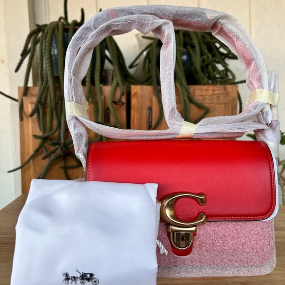 SOLD!!Coach Glovetanned Leather Studio Shoulder Bag 19 - Picture 11 of 13